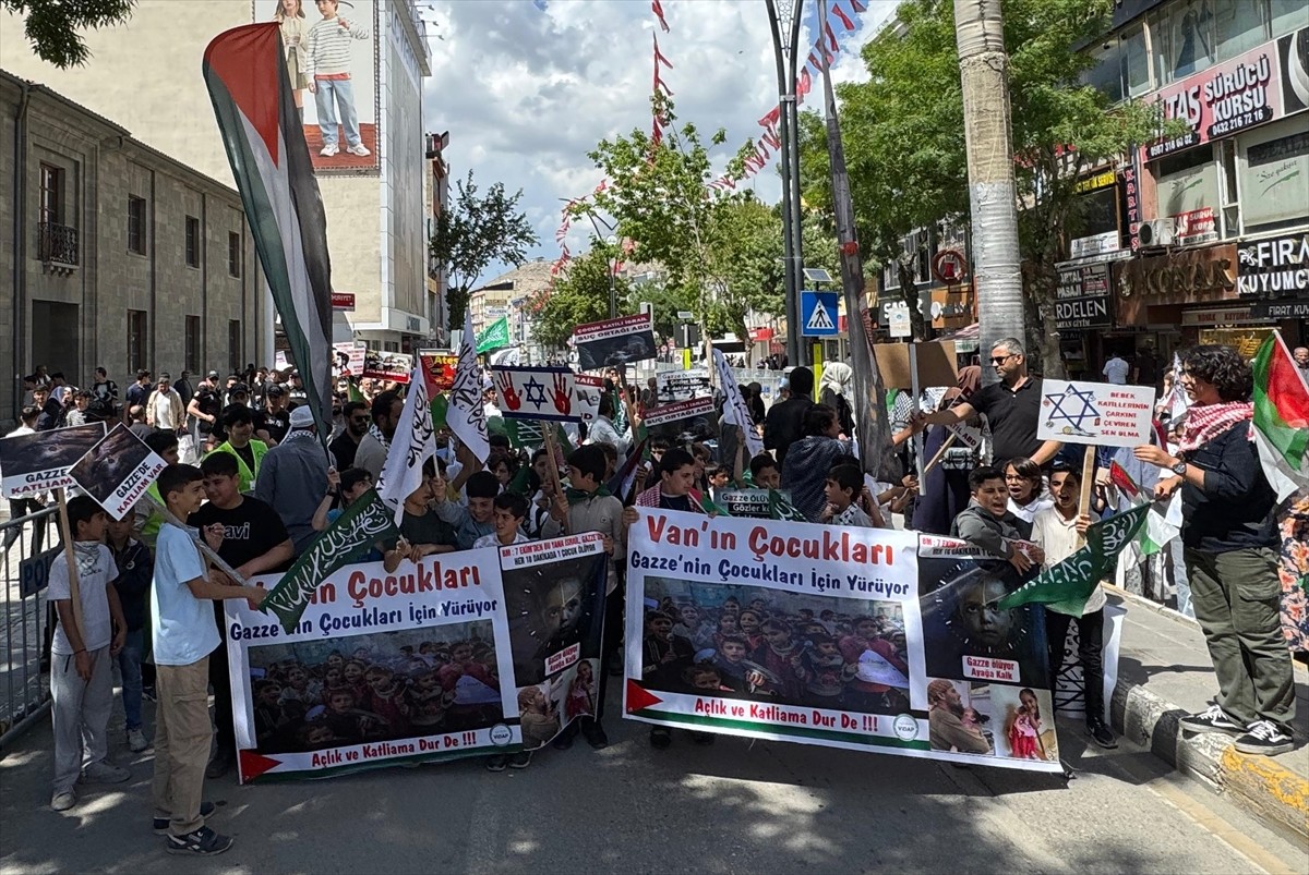 Van'da çocuklar, İsrail'in Gazze'ye yönelik saldırılarını protesto etmek amacıyla yürüyüş...