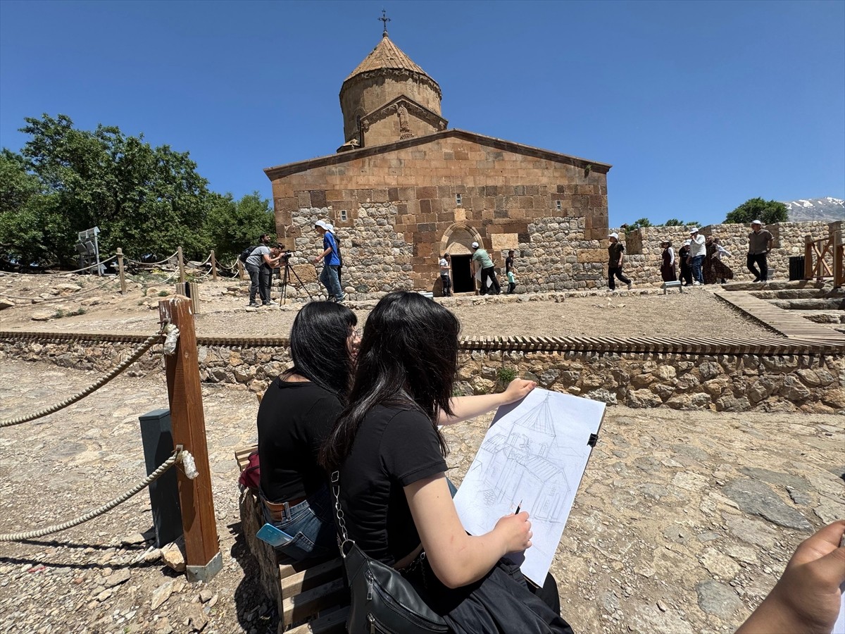 Van'da Devlet Tiyatroları Genel Müdürlüğünce düzenlenen "22. Akdamar Çocuk ve Gençlik Tiyatroları...