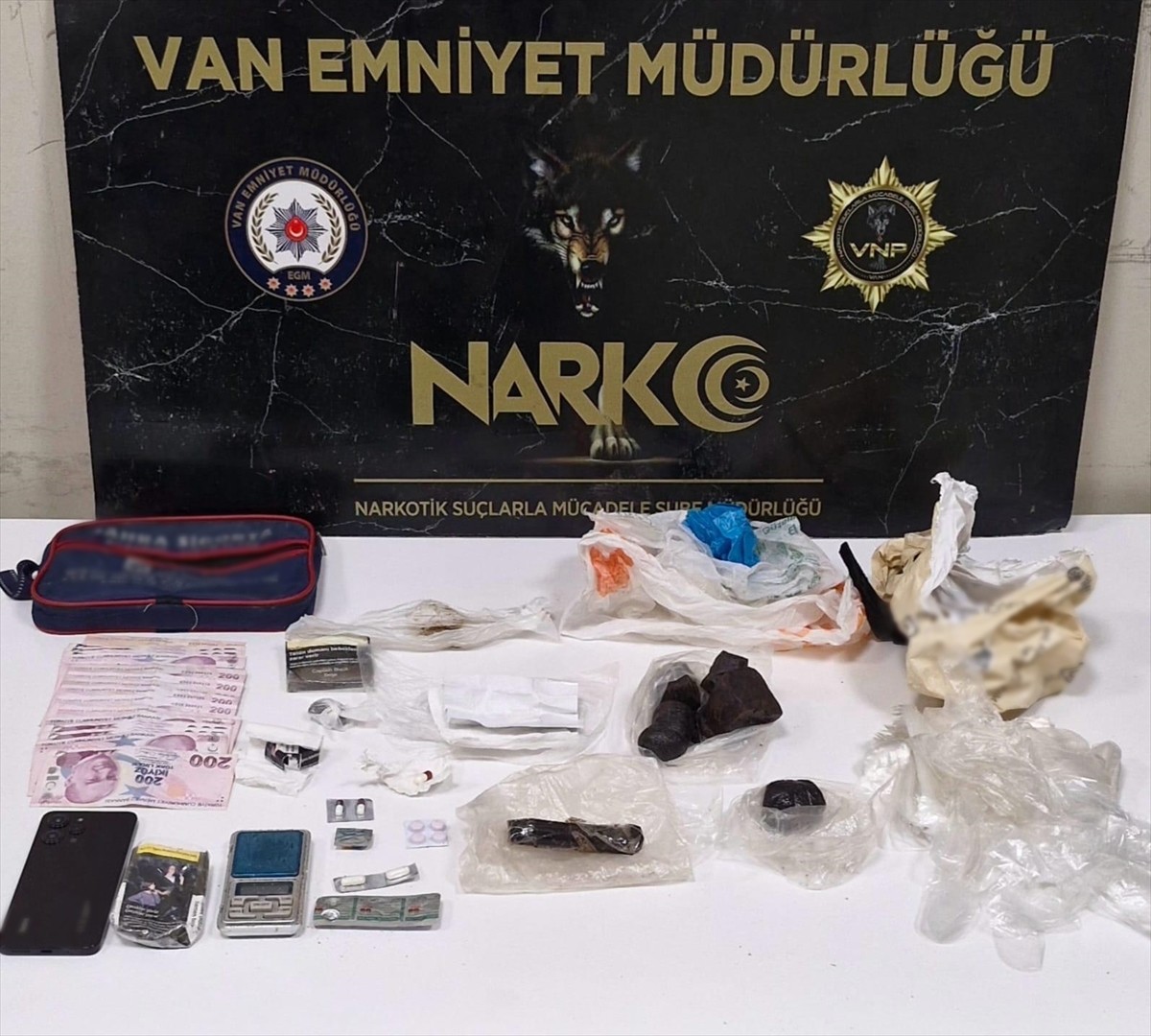 Van'da düzenlenen uyuşturucu operasyonlarında 63 şüpheli gözaltına alındı. Operasyonlarda 430 gram...