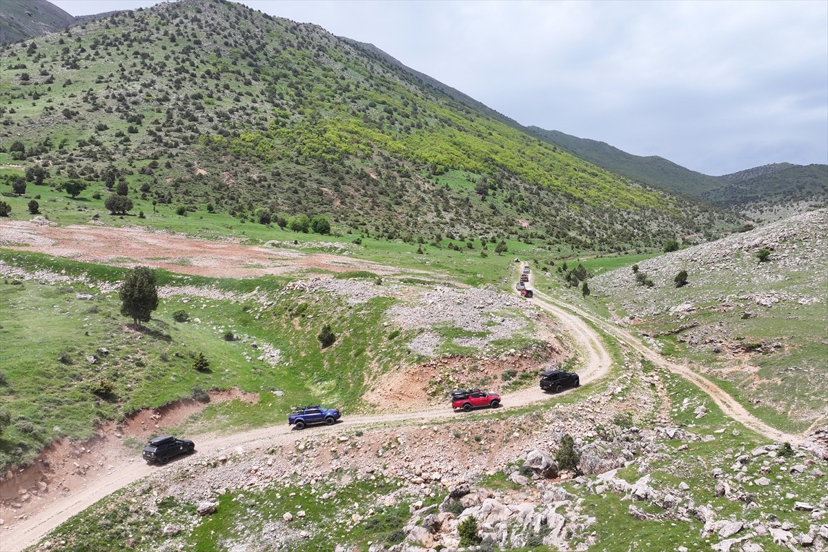 Van'da "Anadolu İlleri Gönül Köprüsü" sosyal sorumluluk projesi kapsamında düzenlenen off-road...