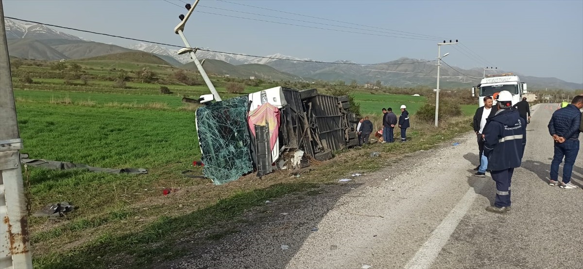  Van'ın Gevaş ilçesinde yolcu otobüsünün devrilmesi sonucu ilk belirlemelere göre 28 kişi...