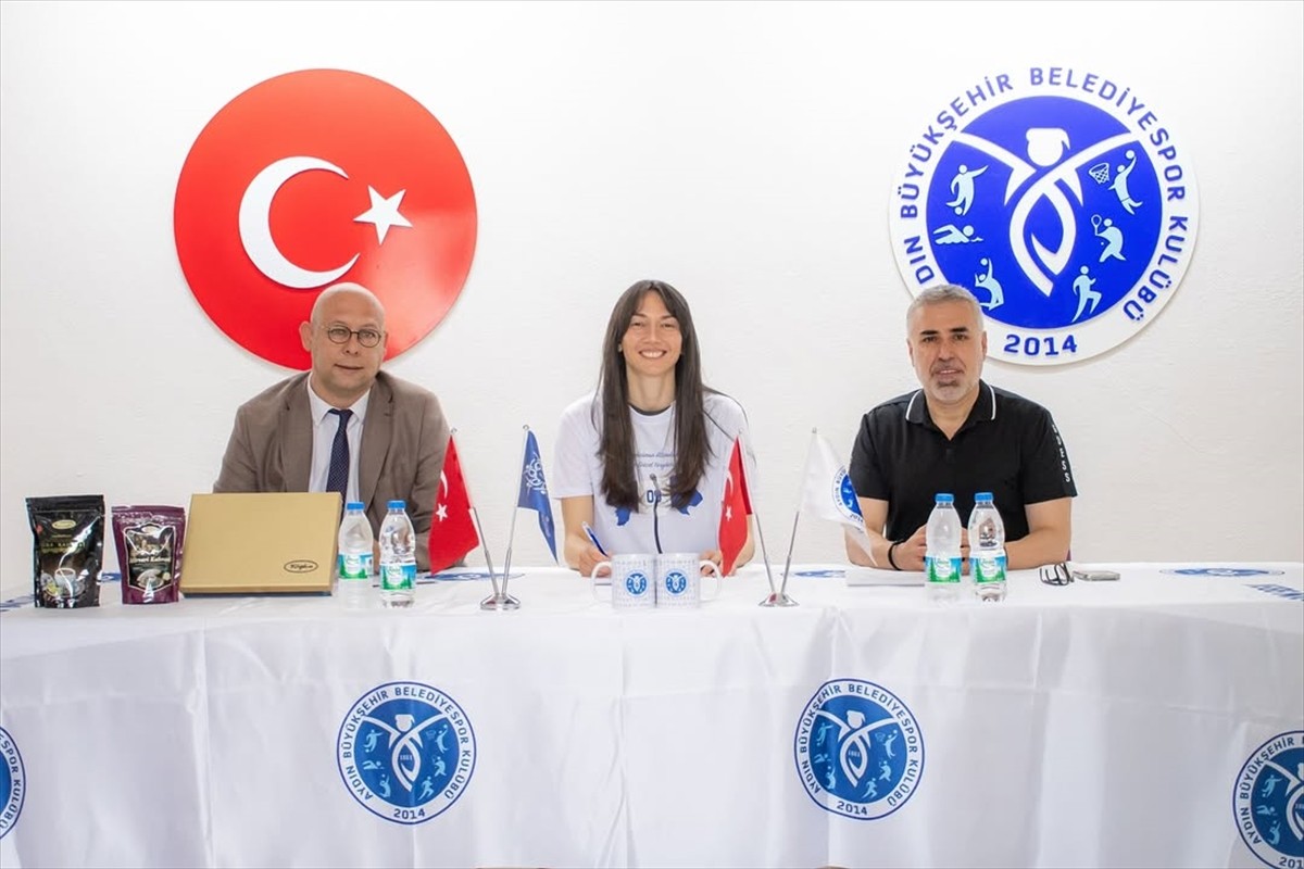 Voleybol Vodafone Sultanlar Ligi'nde mücadele eden Aydın Büyükşehir Belediyespor, Fatma...
