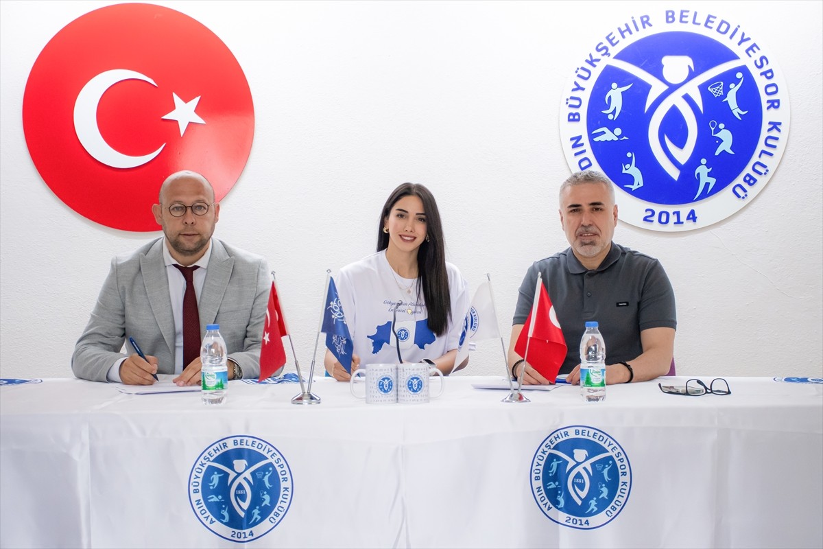 Voleybol Vodafone Sultanlar Ligi ekiplerinden Aydın Büyükşehir Belediyespor, libero İlarya...