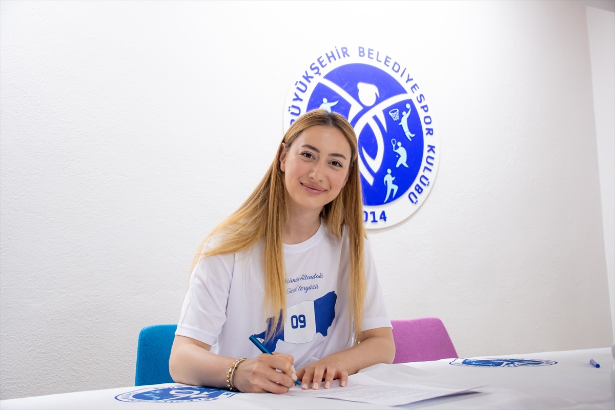 Voleybol Vodafone Sultanlar Ligi ekiplerinden Aydın Büyükşehir Belediyespor, pasör Gizem Mısra...