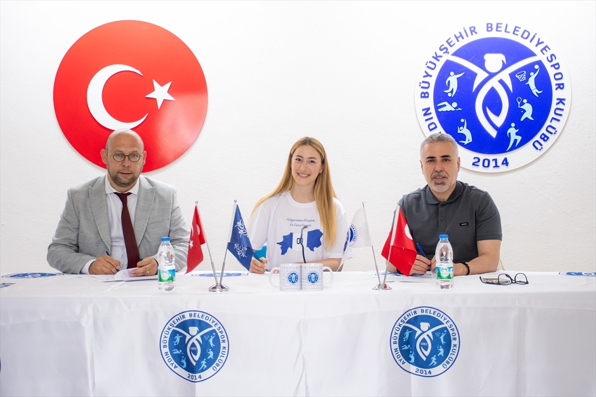 Voleybol Vodafone Sultanlar Ligi ekiplerinden Aydın Büyükşehir Belediyespor, pasör Gizem Mısra...