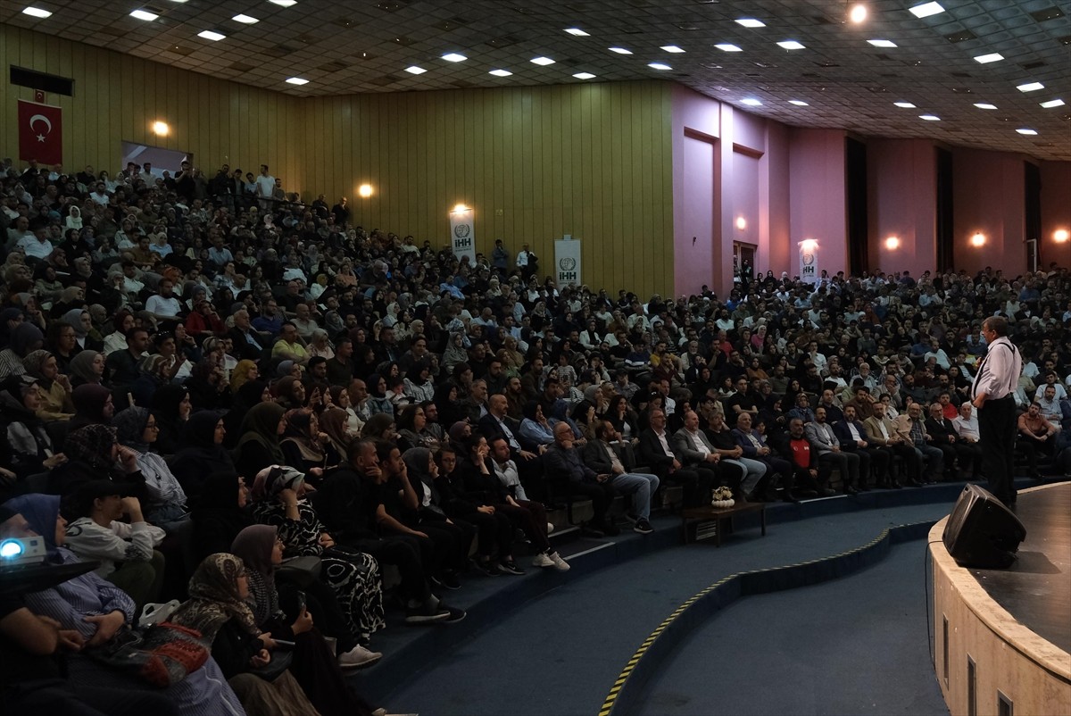 Yazar Hayati İnanç, Bursa’da İHH İnsani Yardım Vakfı Bursa Şubesi tarafından organize edilen...
