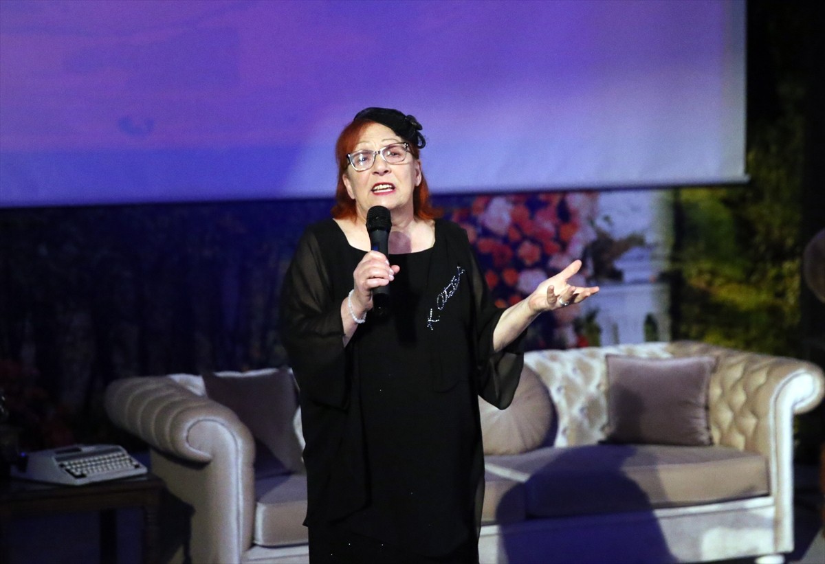 Yazar İlknur Güntürkün Kalıpçı'nın (fotoğrafta) hazırlayıp sunduğu "Zamansız Kadınlar" tiyatral...