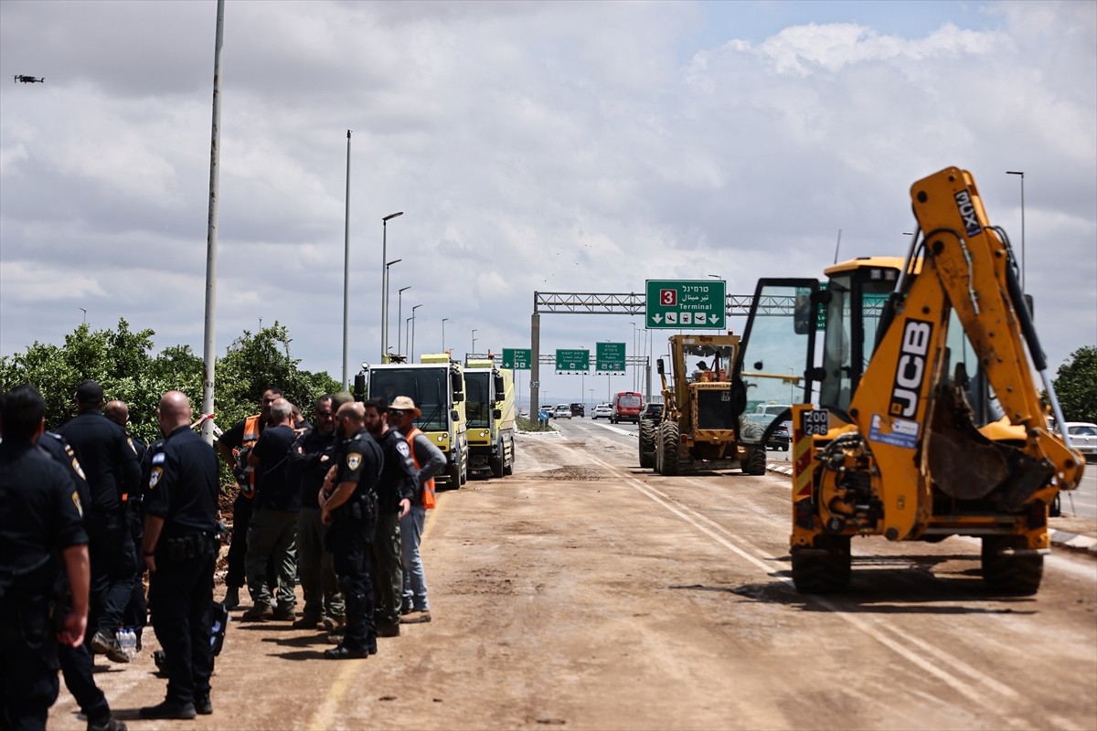 Yemen'deki Husiler, İsrail'in başkenti Tel Aviv'deki Ben Gurion Havaalanı'nı füzeyle vurdu. İsrail...