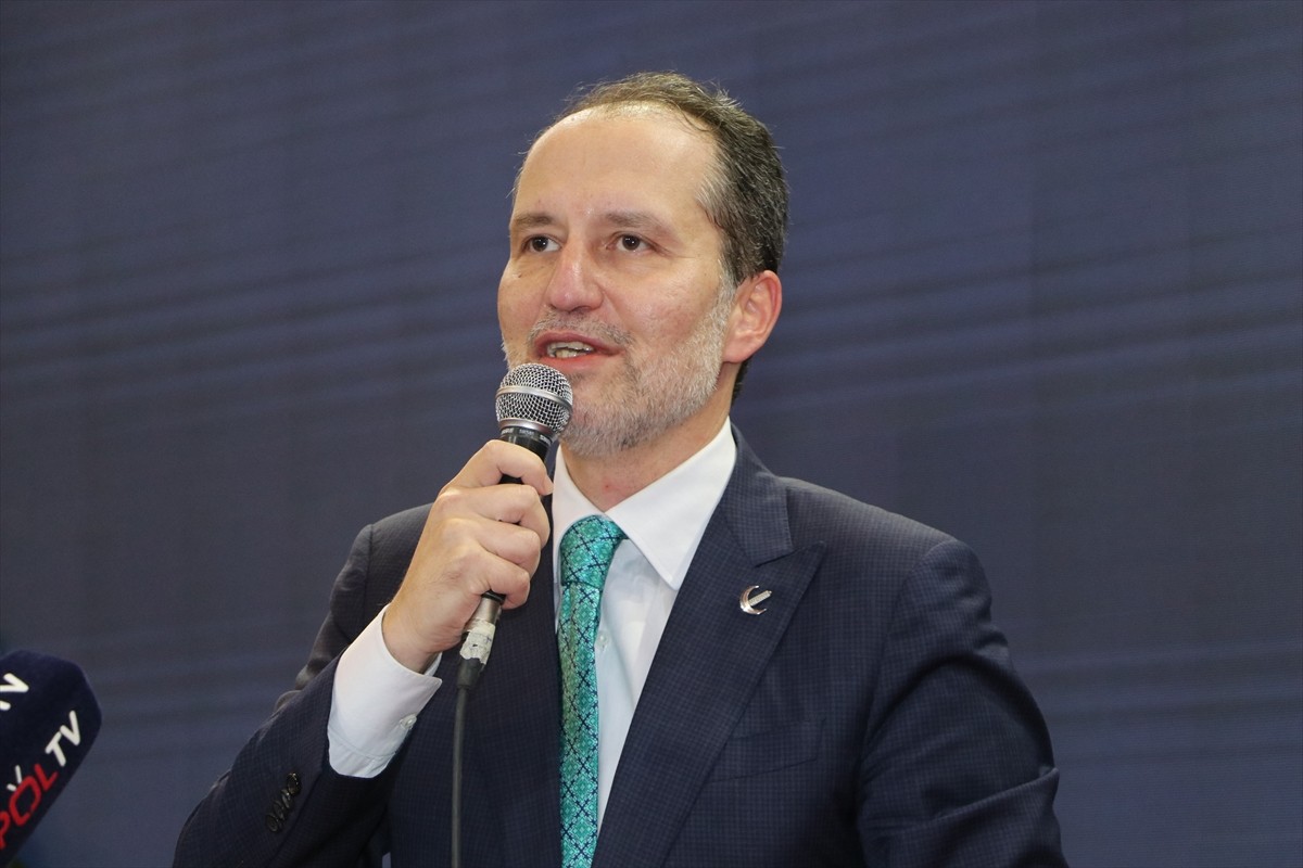 Yeniden Refah Partisi Genel Başkanı Fatih Erbakan, partisinin Batıpark Spor Salonu'nda...