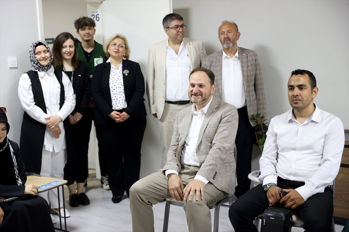 Yeşilay Genel Başkanı Mehmet Dinç, çeşitli temaslarda bulunmak üzere geldiği Kırklareli'nde...