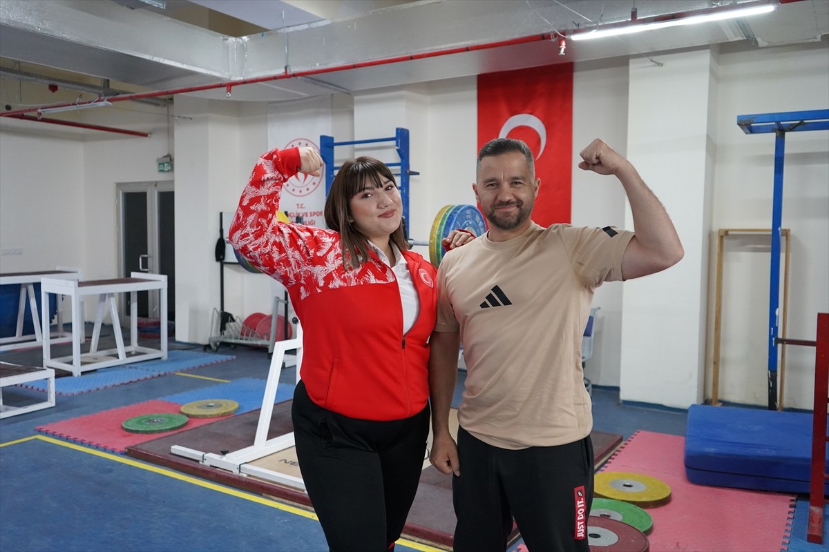 Yıldızlar ve Gençler Dünya Halter Şampiyonası'nda genç kadınlar +87 kiloda toplamda altın...