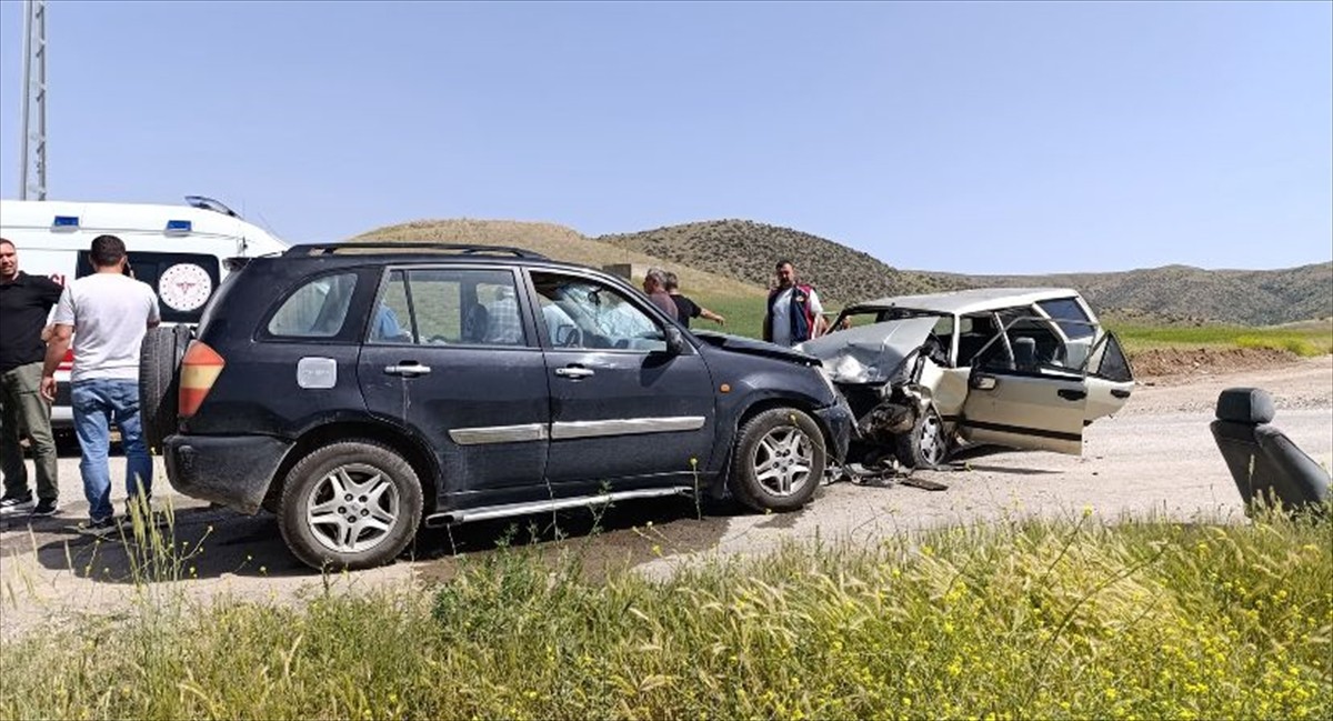  Yozgat'ın Yerköy ilçesinde cip ile otomobilin çarpışması sonucu 6 kişi yaralandı.
