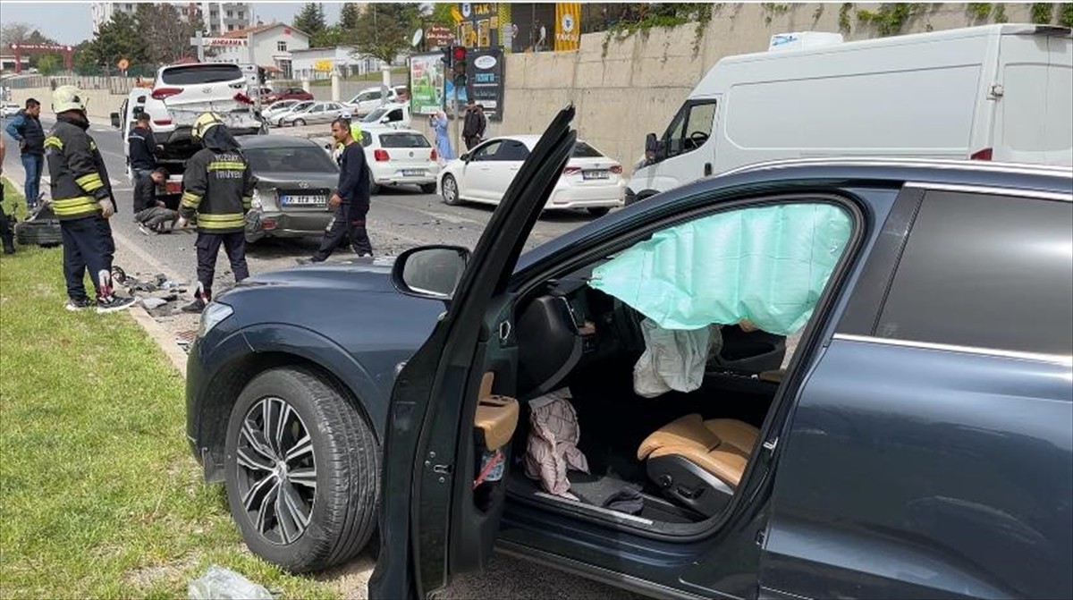 Yozgat'ta 6 otomobilin karıştığı zincirleme trafik kazasında yaralanan 6 kişi tedavi altına...