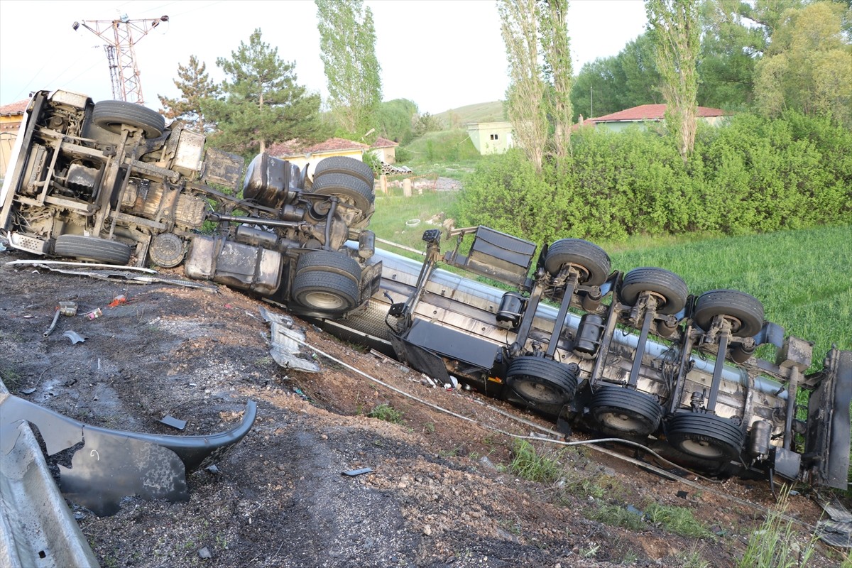 Yozgat'ta soya yağı yüklü tırın devrilmesi sonucu sürücü yaralandı. 