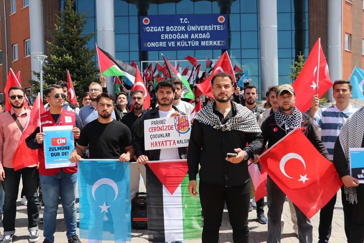Yozgat Bozok Üniversitesi öğrencileri, düzenledikleri yürüyüşle İsrail'in Gazze'ye yönelik...