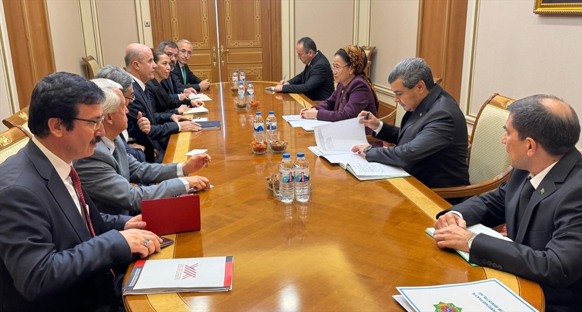 Yükseköğretim Kurulu (YÖK) Başkanı Erol Özvar (sol 4), Türkmenistan ile bilişim, yapay zeka...