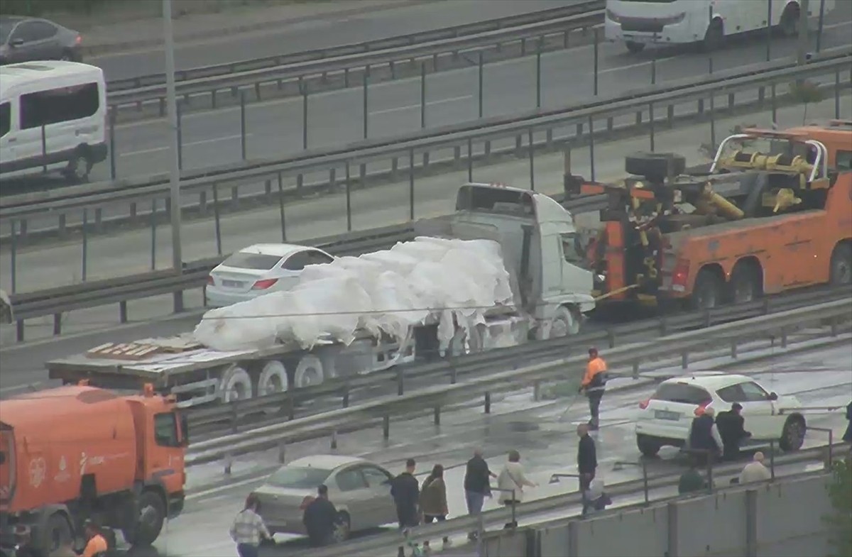 Zeytinburnu Beştelsiz Mahallesi’nde D-100 kara yolu Cevizlibağ istikametinde bariyere çarpan...