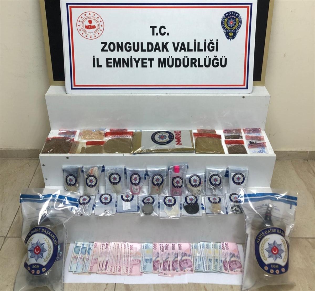 Zonguldak'ta düzenlenen uyuşturucu operasyonunda gözaltına alınan 4 zanlıdan 3'ü tutuklandı....