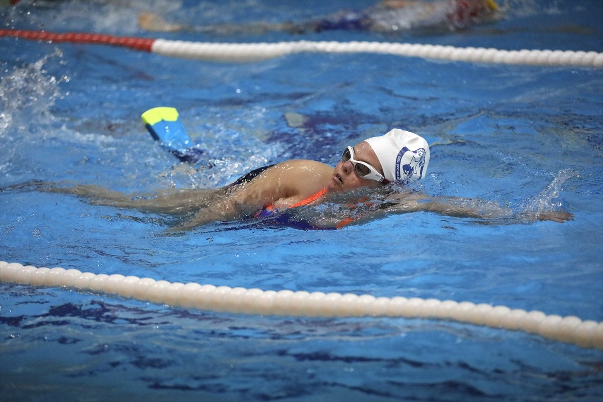 Zonguldak'ta lösemiyi yenmesinin ardından başladığı yüzmede şampiyonluk elde eden down sendromlu...