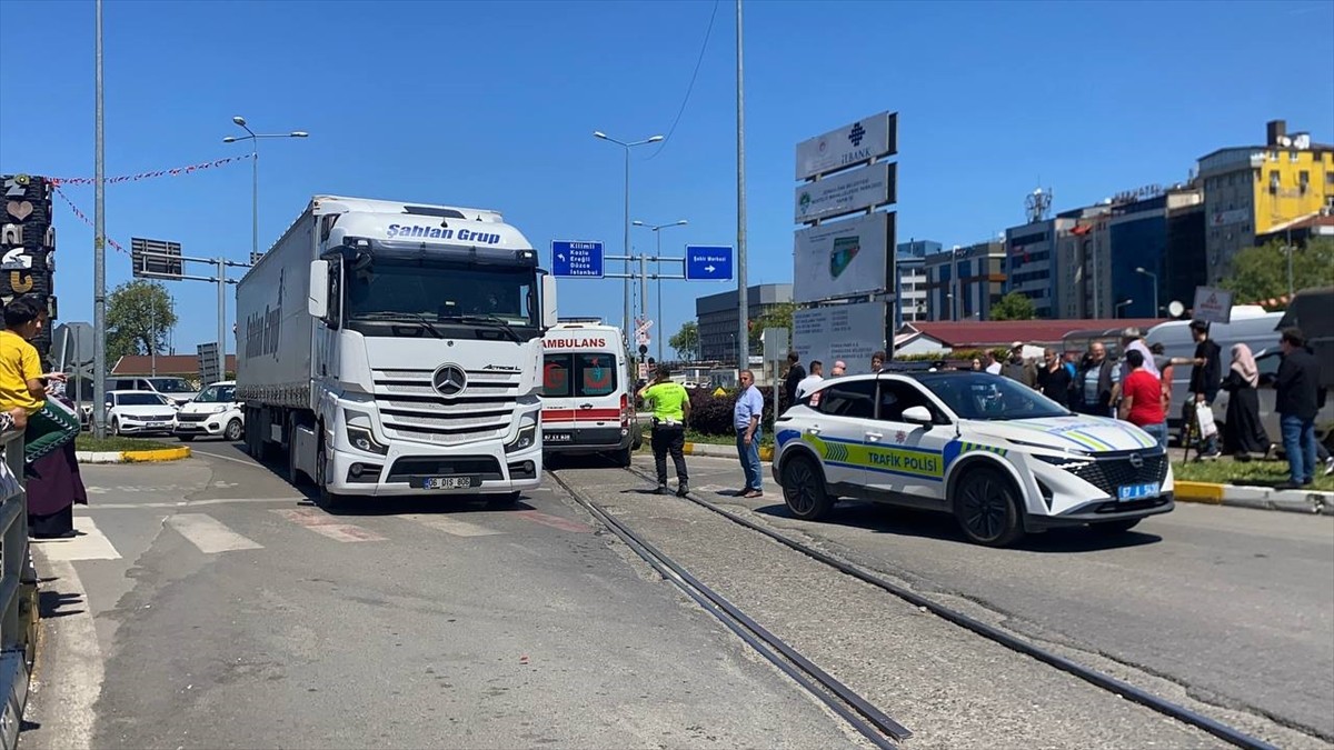 Zonguldak'ta tırın çarpması sonucu 80 yaşındaki yaşlı kadın hayatını kaybetti. Ekipler kaza...