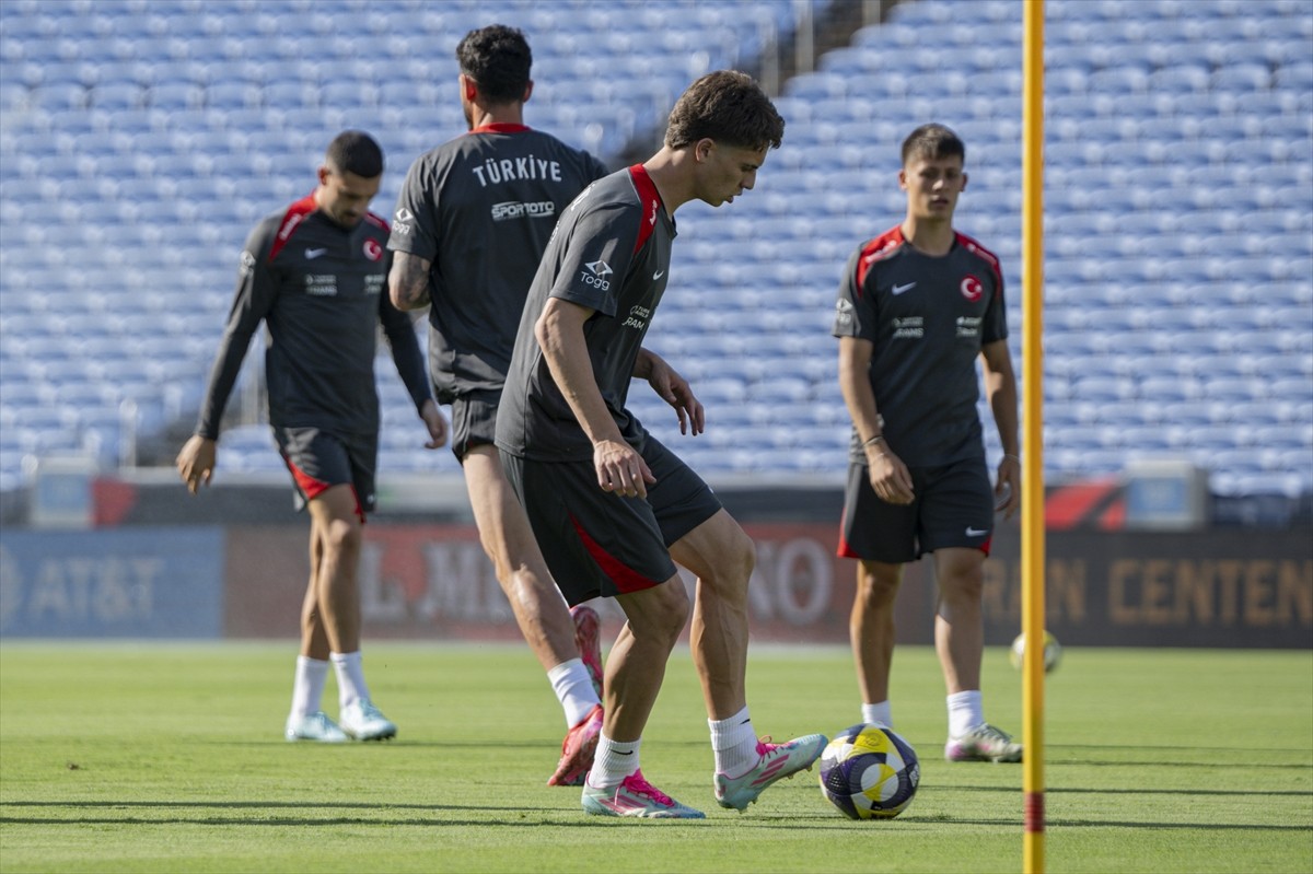 A Milli Futbol Takımı, Meksika ile 11 Haziran'da oynayacağı özel maçın hazırlıklarını tamamladı....