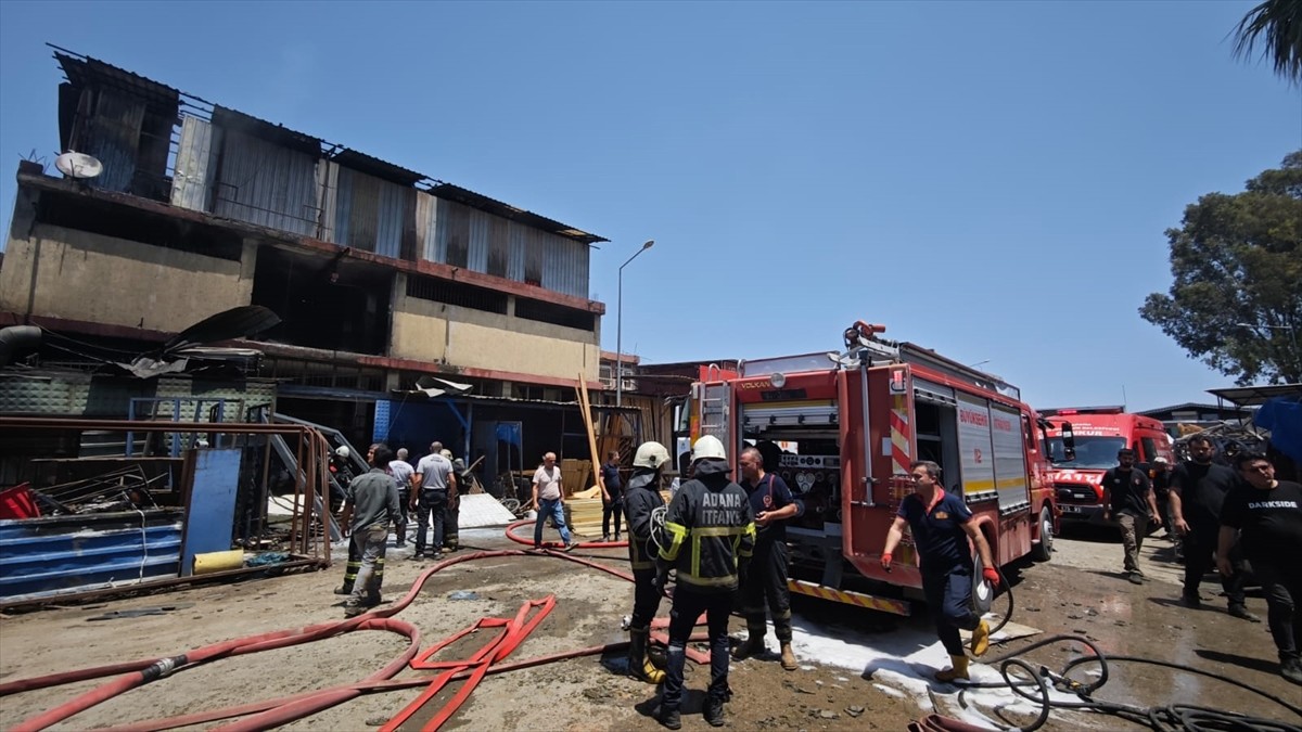 Adana'da bir iş yerinde meydana gelen patlama sonrasında çıkan yangında 3 kişi yaralandı. Yangın...