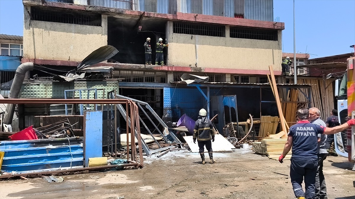Adana'da bir iş yerinde meydana gelen patlama sonrasında çıkan yangında 3 kişi yaralandı. Yangın...