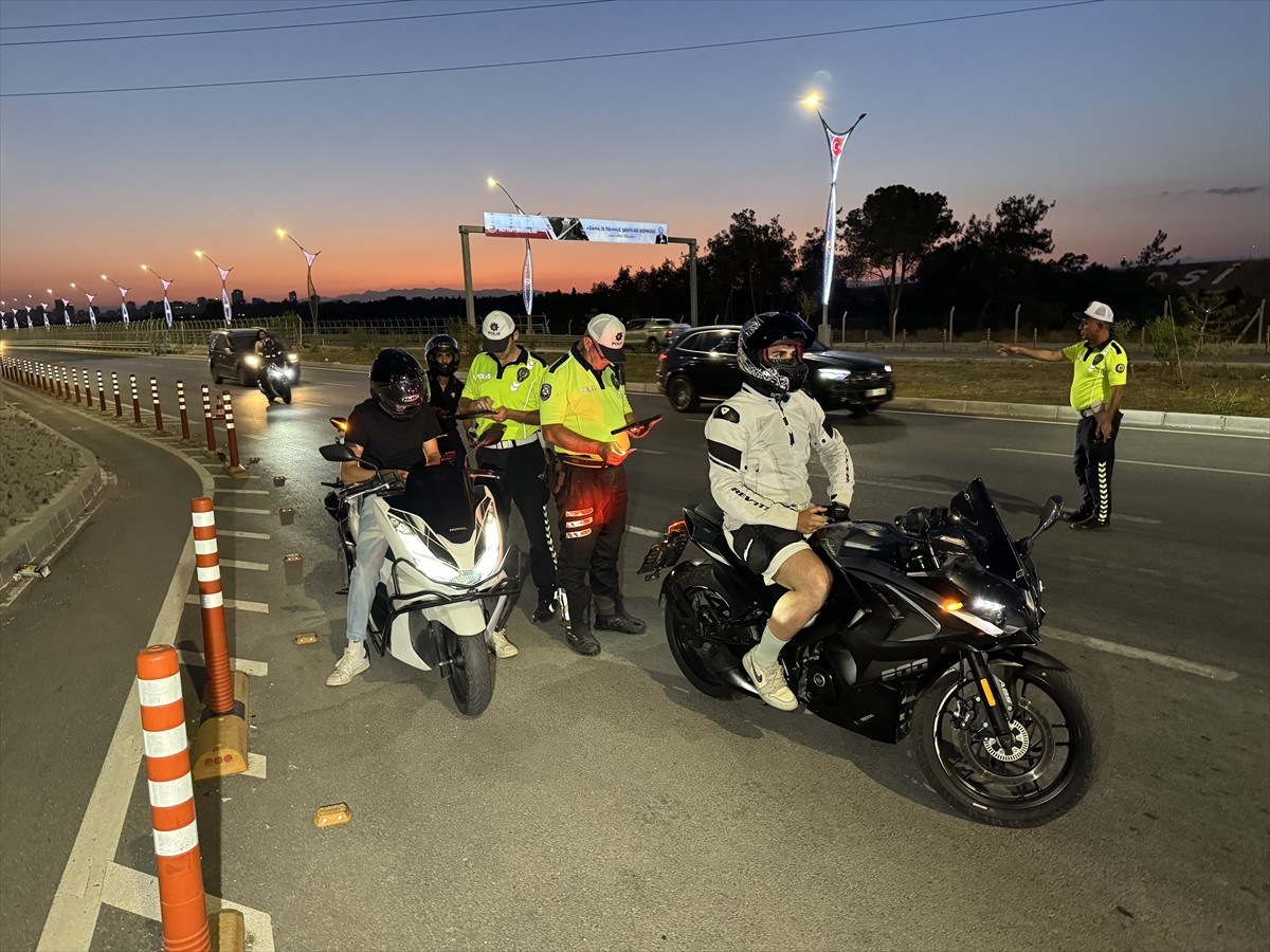 Adana'da, İl Emniyet Müdürlüğü Trafik Denetleme Şube Müdürlüğünce, 15 Temmuz Şehitler Köprüsü ve...