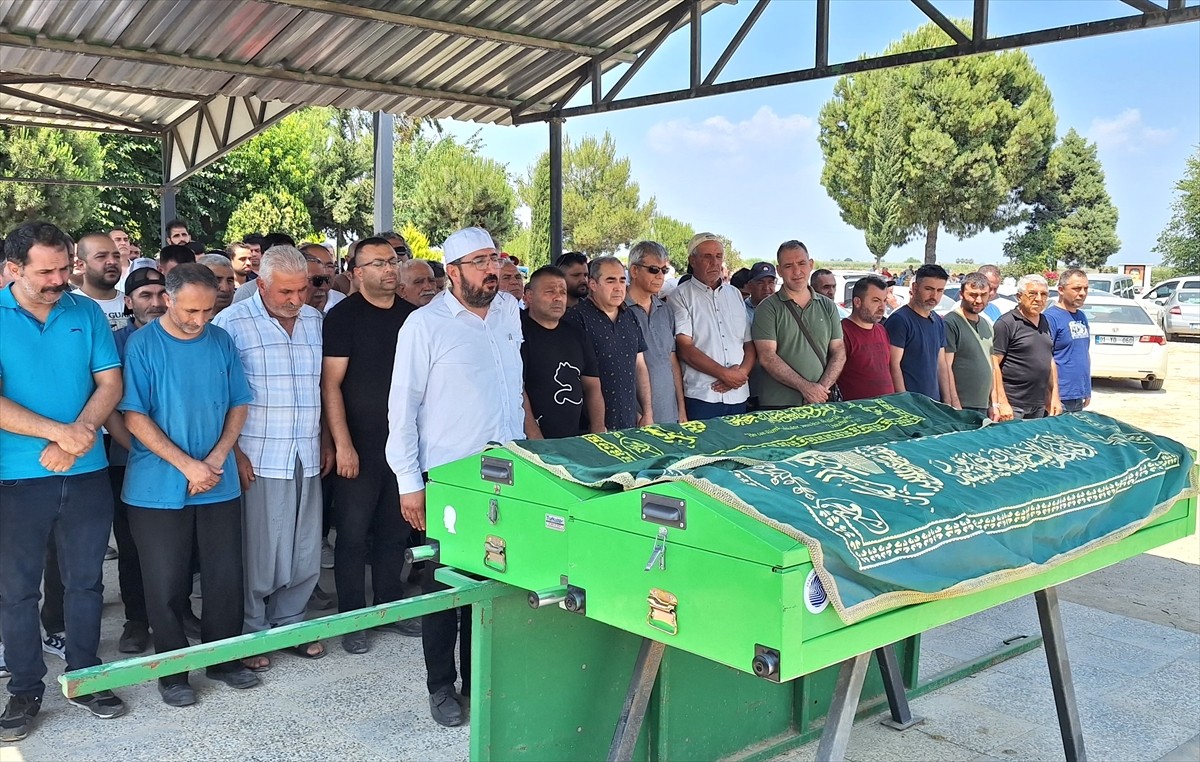 Adana'da sulama kanalına devrilen pikaptaki baba ve iki kızı hayatını kaybetti. Cenazeler...