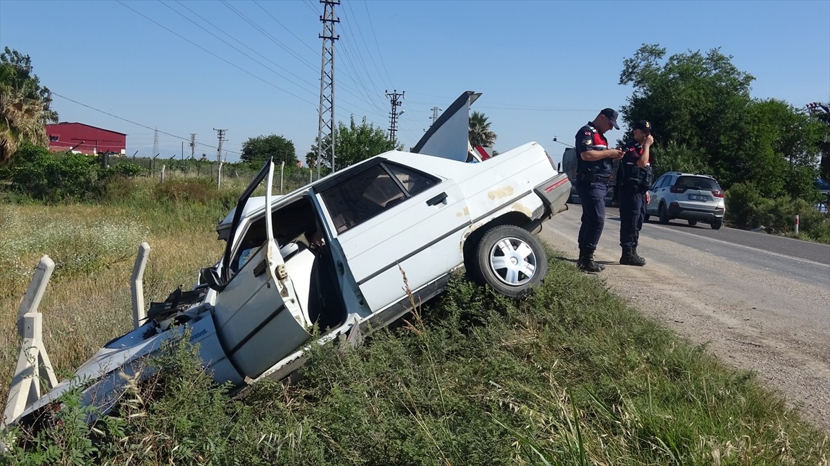 Adana'nın Ceyhan ilçesinde 2 otomobilin çarpışması sonucu anne ve bebeği yaşamını yitirdi, 1 kişi...
