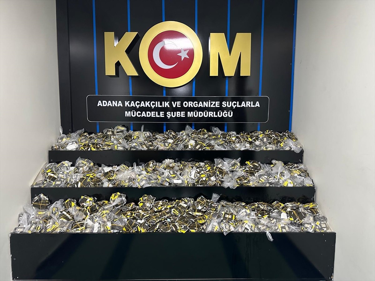 Adana'nın merkez Seyhan ilçesinde 16 bin 750 mükerrer makaron (filtreli sigara kağıdı) bandrolü...