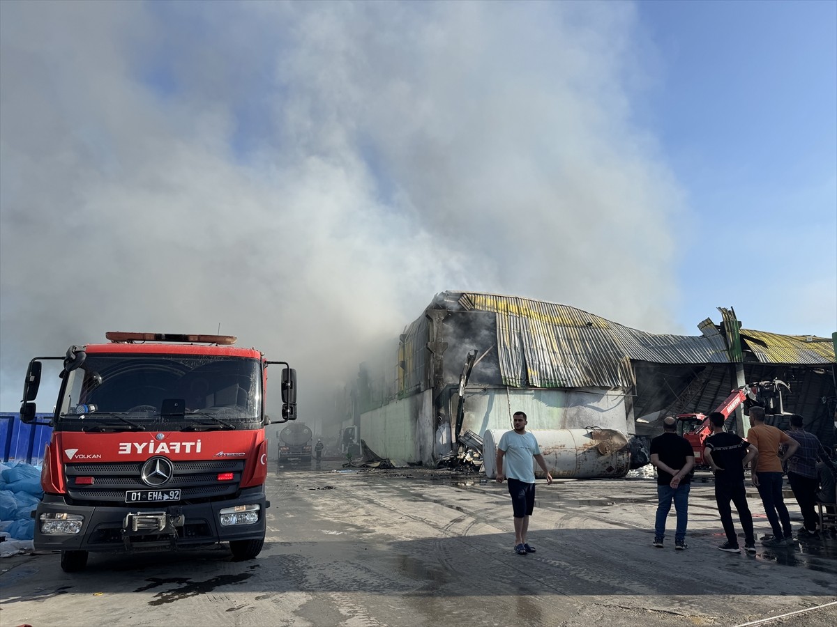 Adana'nın merkez Seyhan ilçesinde geri dönüşüm tesisinde çıkan yangın, kontrol altına alındı....
