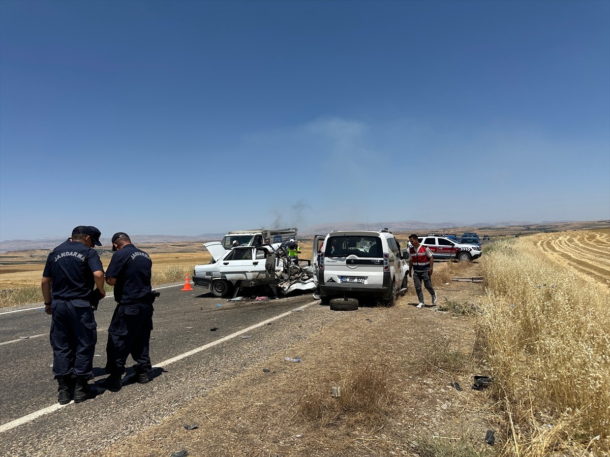 Adıyaman'ın Samsat ilçesinde hafif ticari araç ile otomobilin çarpıştığı kazada 4 kişi öldü, 1...