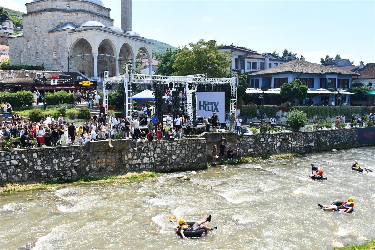 Adrenalin tutkunları, Kosova’nın Prizren şehrinin merkezinden geçen Bistriça Nehri’ndeki çevre...