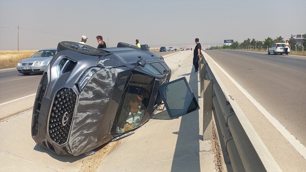 Afyonkarahisar'ın Sandıklı ilçesinde devrilen otomobildeki 1 kişi hayatını kaybetti, 3 kişi...