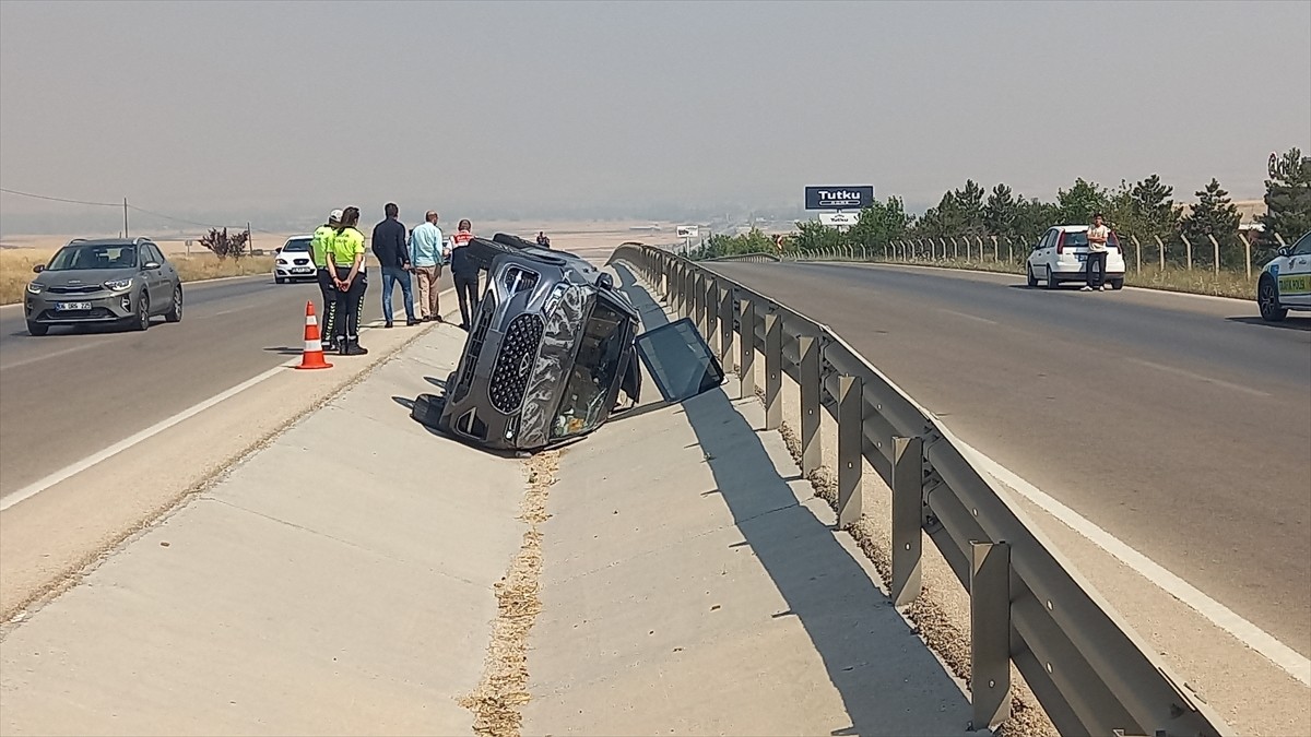 Afyonkarahisar'ın Sandıklı ilçesinde devrilen otomobildeki 1 kişi hayatını kaybetti, 3 kişi...