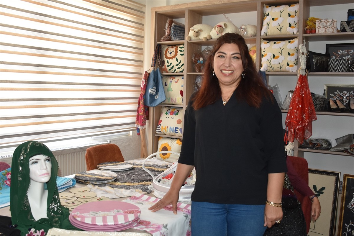 Afyonkarahisar'ın Sinanpaşa ilçesi Güney beldesindeki Kadın Kültür Evi'nin kursiyerleri, atık...