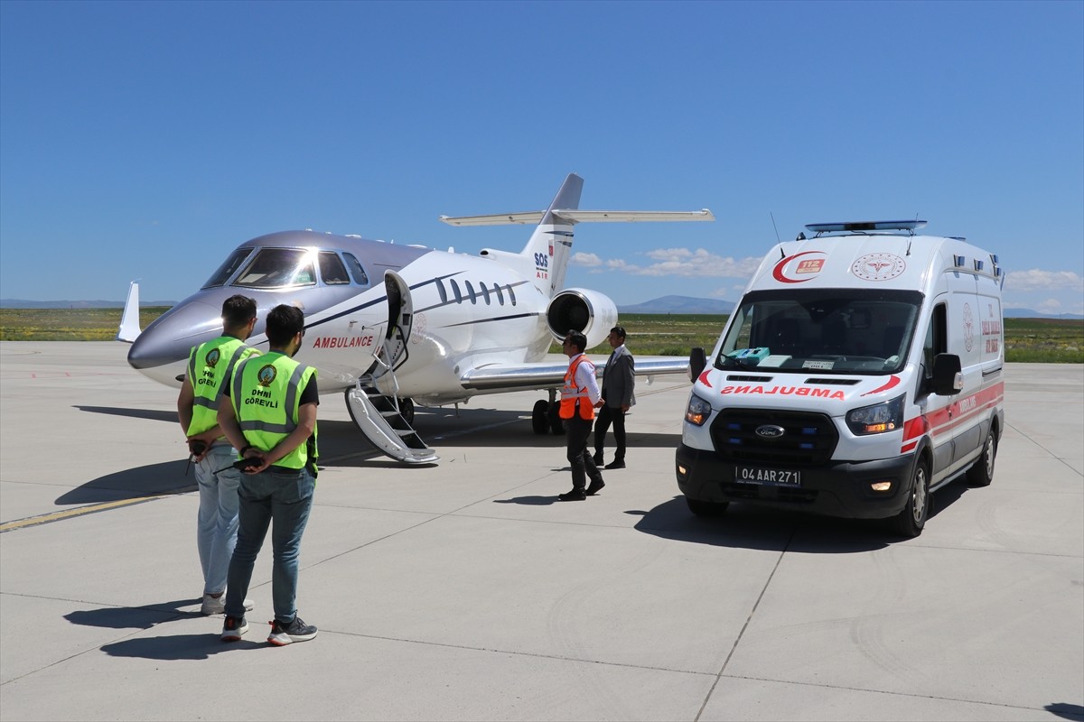 Ağrı'da 2 bin 240 gram olarak dünyaya gelen ve kalp damarı rahatsızlığı olan bebek, ambulans...