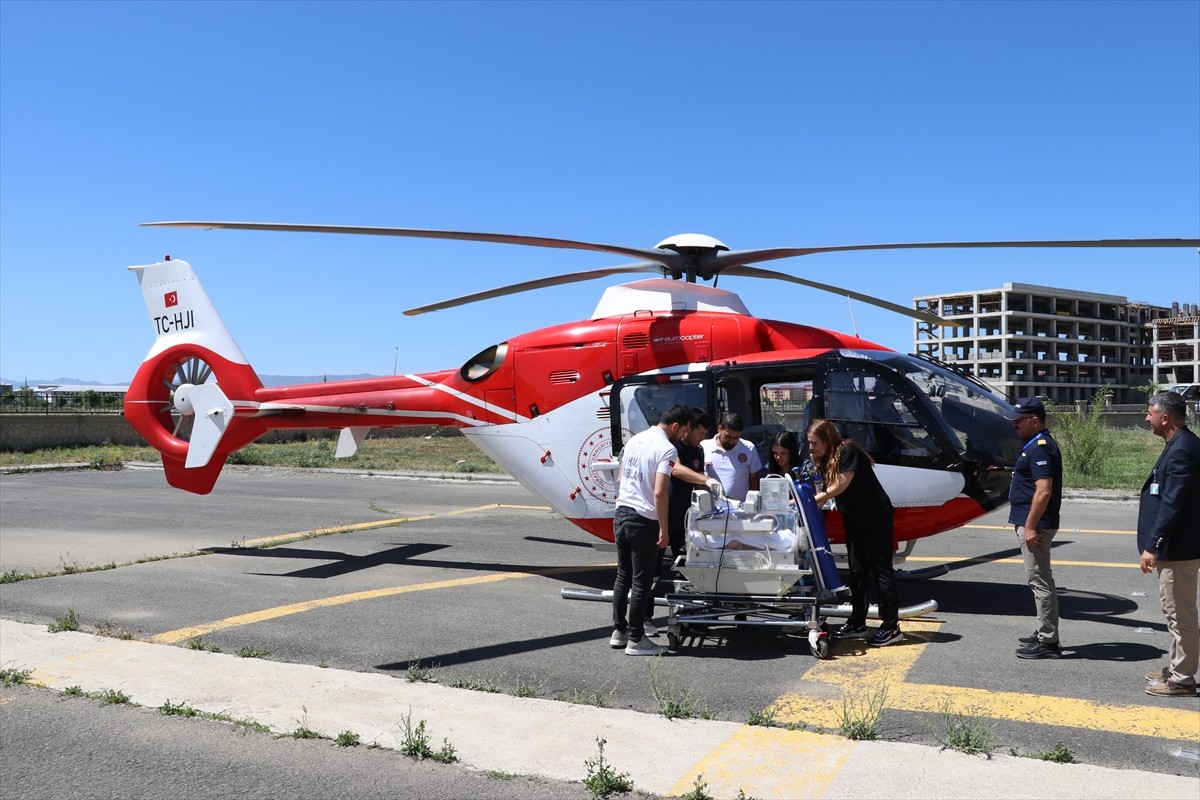 Ağrı'da doğumun ardından solunum sıkıntısı yaşayan bebek, ambulans helikopterle Bitlis'e sevk...
