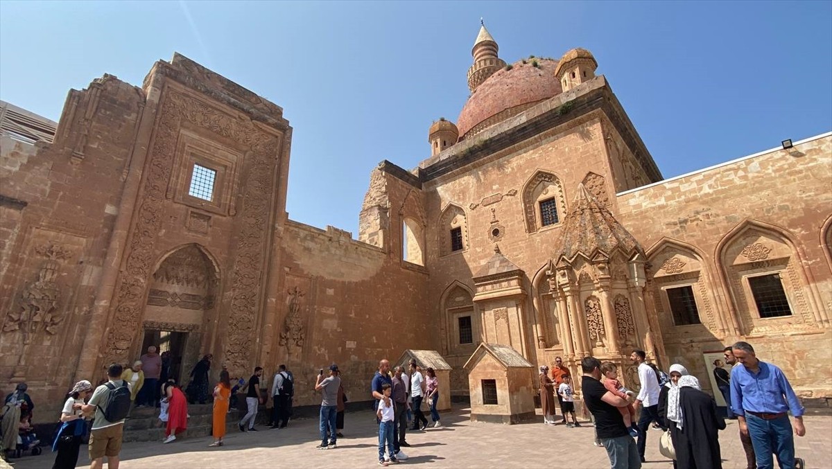 Ağrı'nın Doğubayazıt ilçesindeki tarihi İshak Paşa Sarayı'nda, Kurban Bayramı tatili dolayısıyla...