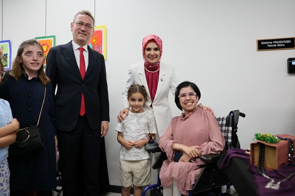 Aile ve Sosyal Hizmetler Bakanı Mahinur Özdemir Göktaş (sağ 2), Başakşehir Engelsiz Yaşam Merkezi...