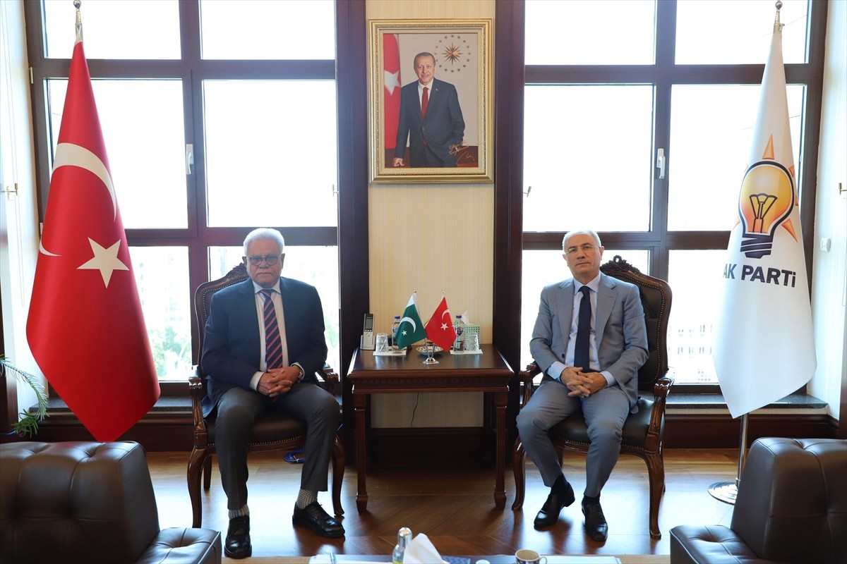 AK Parti Genel Başkanvekili Efkan Ala (sağda), Pakistan'ın Ankara Büyükelçisi Yousaf Junaid...