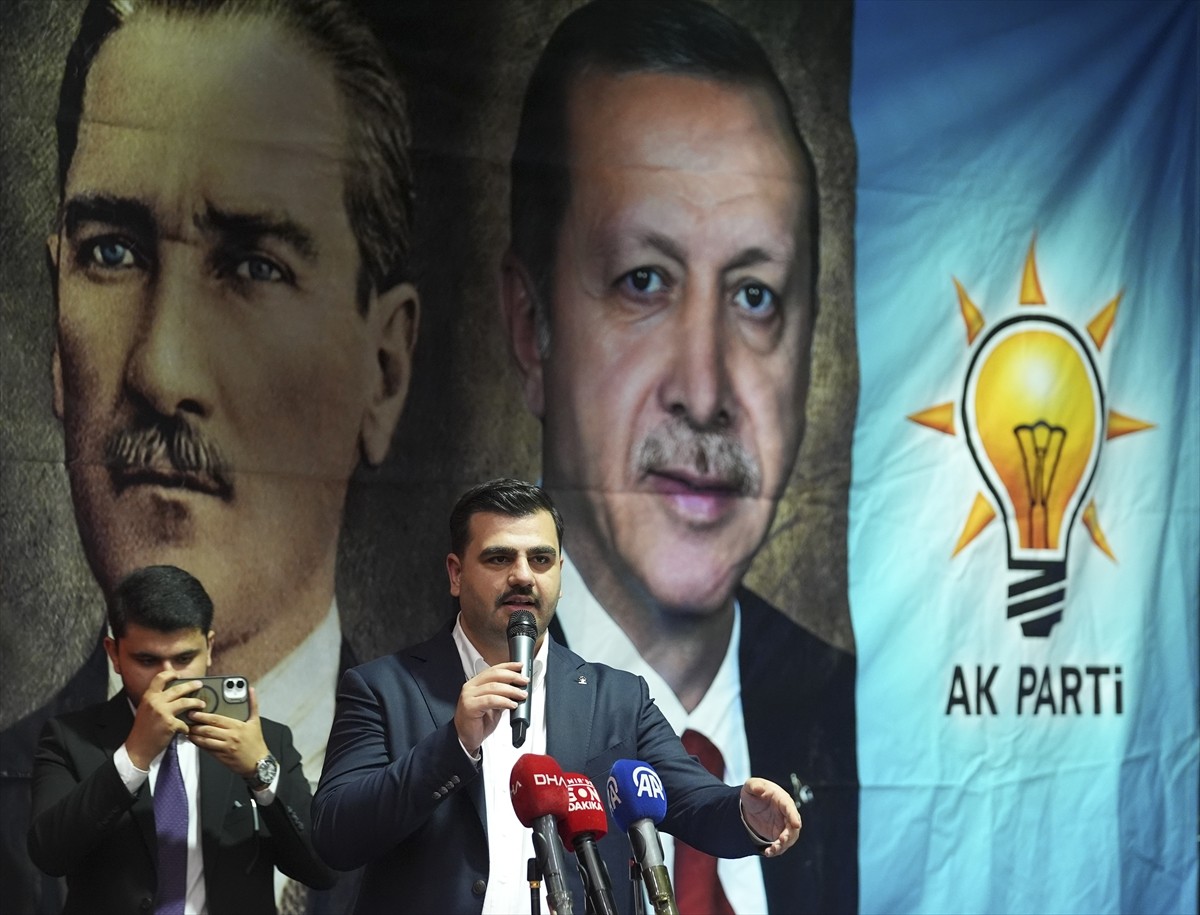 AK Parti Genel Sekreteri Eyyüp Kadir İnan (fotoğrafta), önce Selahattin Akçiçek Kültür Merkezi'nde...