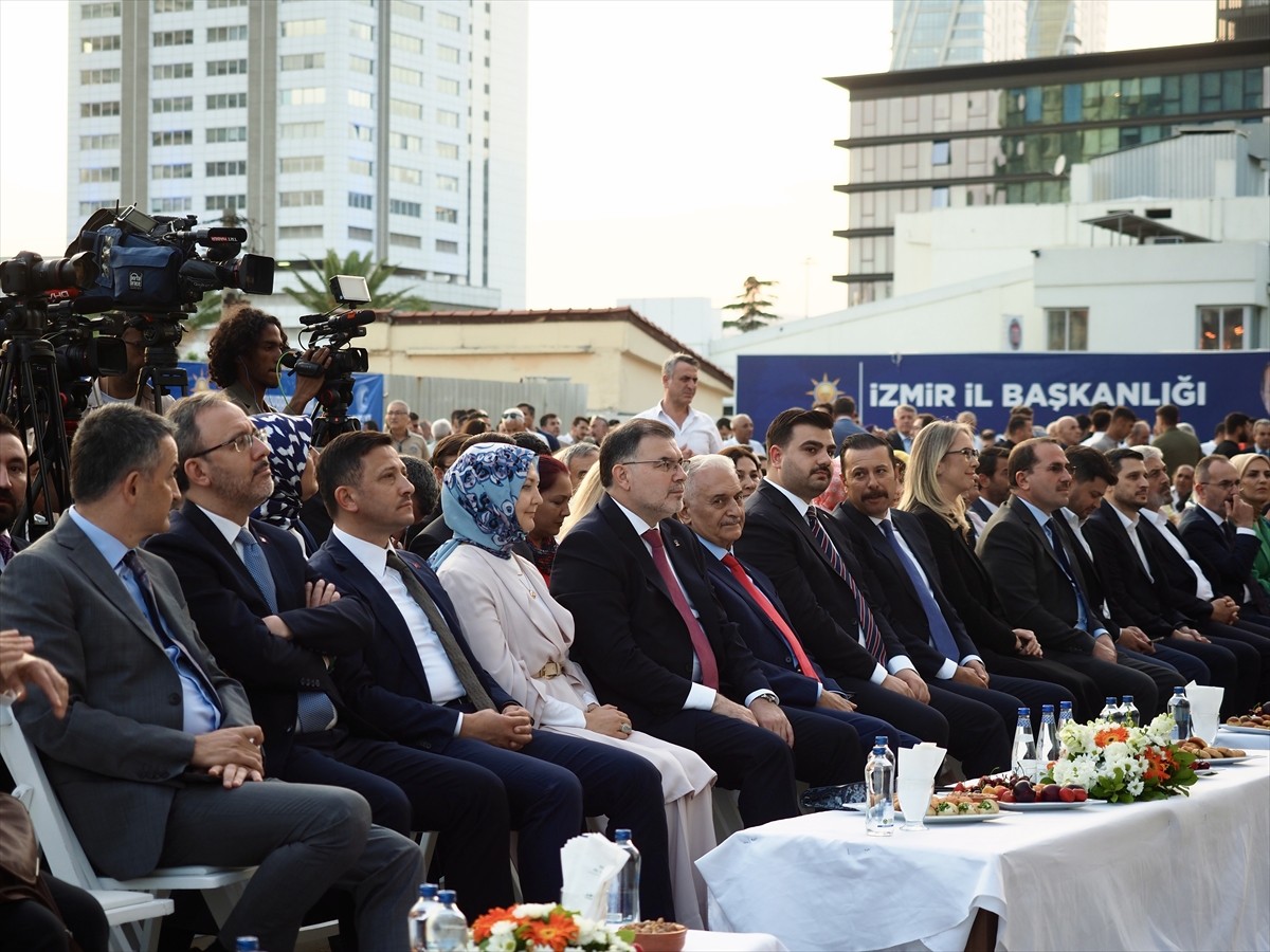 AK Parti İzmir İl Başkanlığı bahçesinde Kurban Bayramı dolayısıyla bayramlaşma töreni...