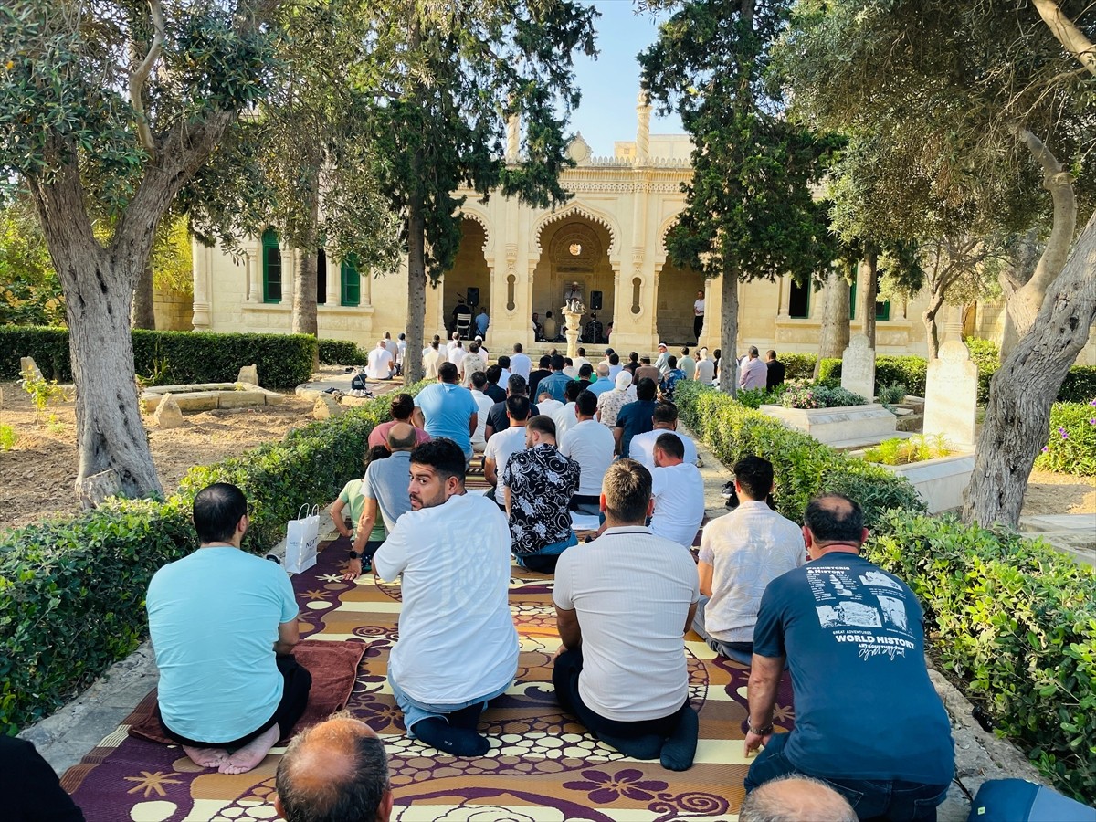 Akdeniz'deki ada ülkesi Malta'da Kurban Bayramı dolayısıyla Marsa'daki tarihi Türk Şehitliği'ne...