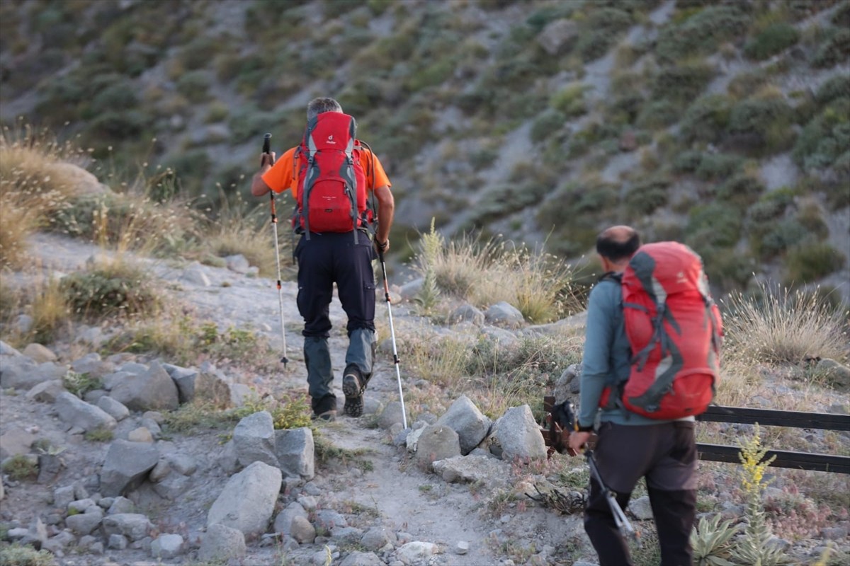 Aksaray'da Hasan Dağı'na zirve tırmanışı yaparken düşerek yaralanan Türk Kızılay Ankara Şube...