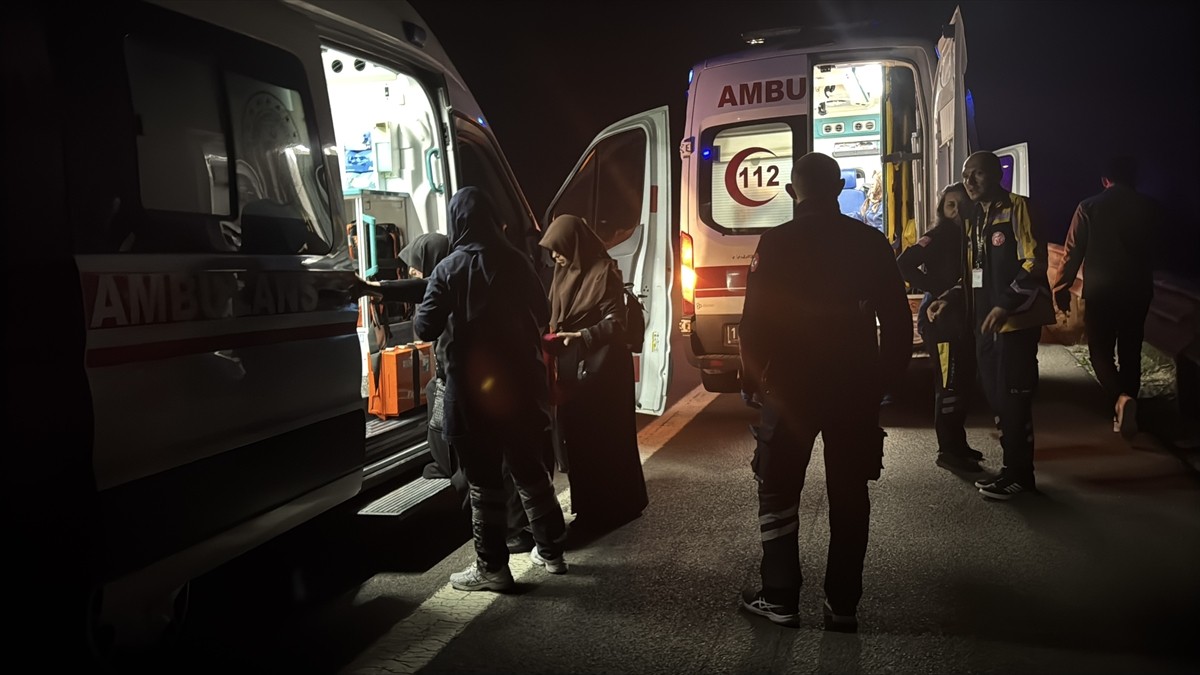 Anadolu Otoyolu'nun Bolu kesiminde tüp yüklü kamyona arkadan çarpan yolcu minibüsündeki 16 kişi...