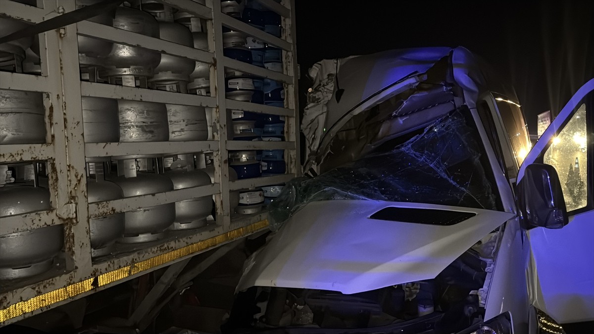 Anadolu Otoyolu'nun Bolu kesiminde tüp yüklü kamyona arkadan çarpan yolcu minibüsündeki 16 kişi...