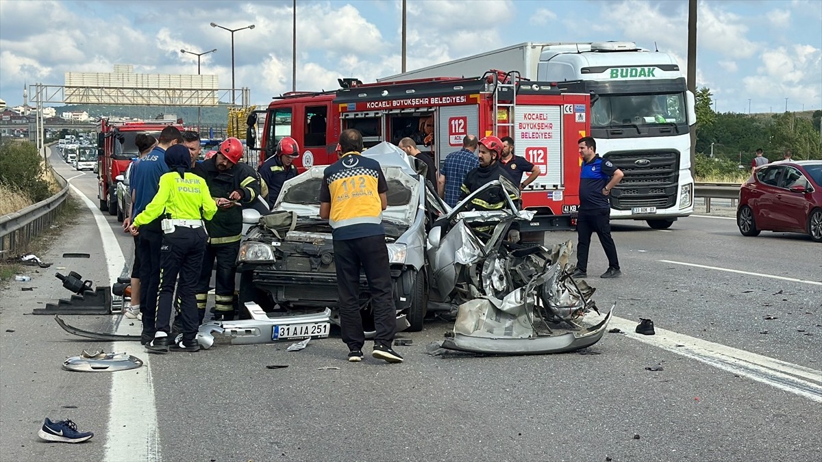 Anadolu Otoyolu'nun Kocaeli kesiminde otobüsle çarpışan otomobildeki 3 kişi yaralandı.