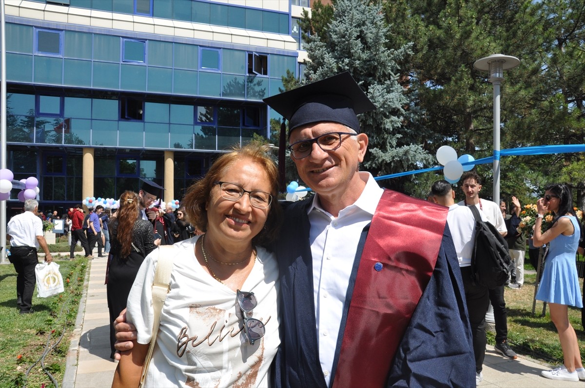 Anadolu Üniversitesi Açıköğretim Sistemi'nin çeşitli programlarından diploma alan, aralarında...